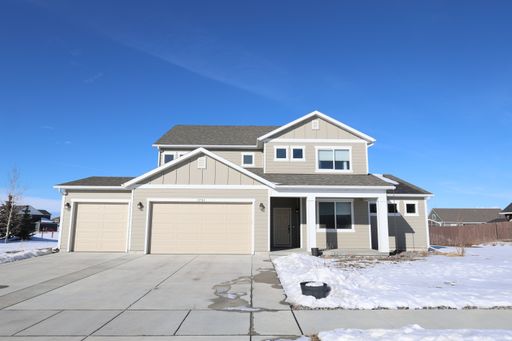 4-bedroom House with Large Yard – photo 1