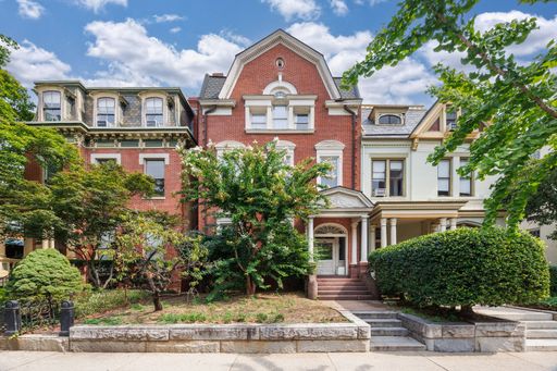 Large 4 Bedroom off of W Franklin!!! ***Available Early September 2026*** – photo 1