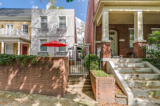 2nd Floor One Bedroom Apartment on Park Ave! ***Available Early September*** – photo 1