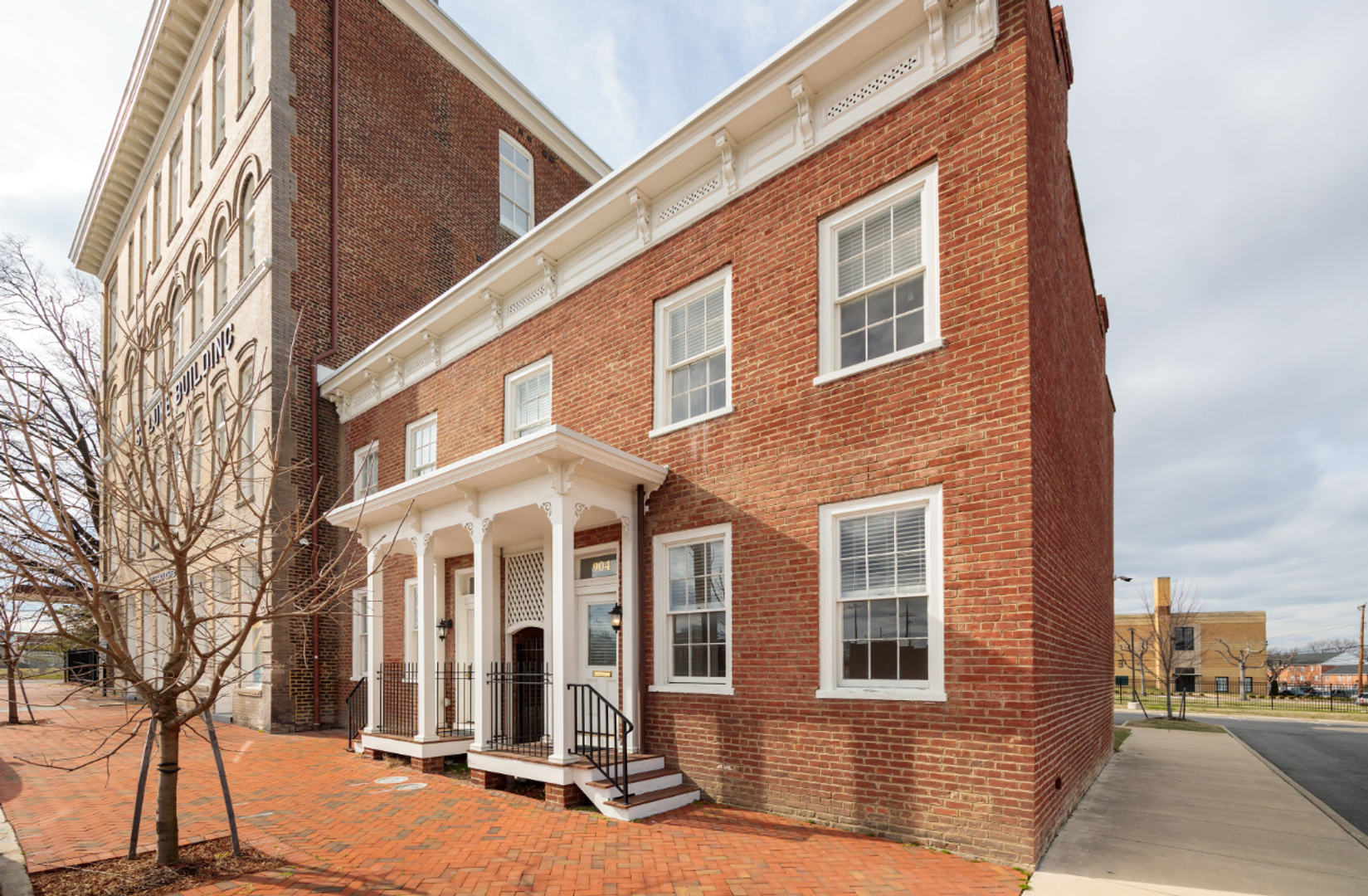 Richmond Apartment: 900 St James St