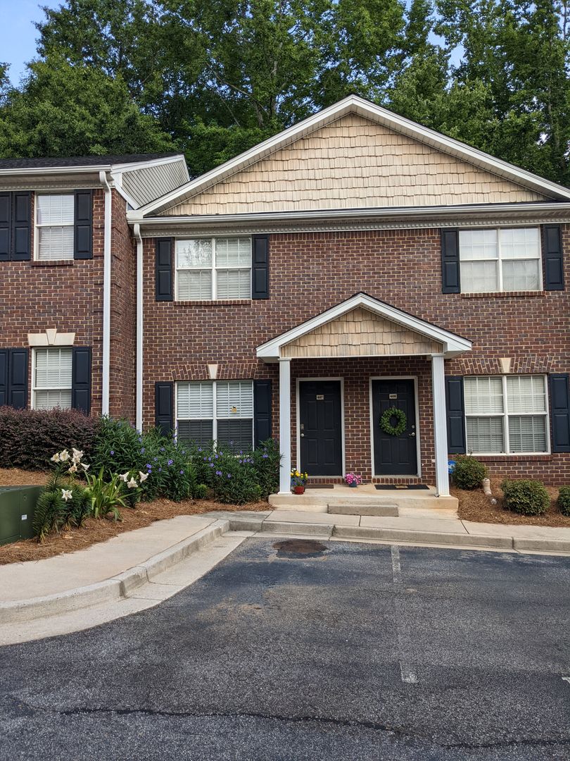 Athens House: 101 Woodlake Dr. #407