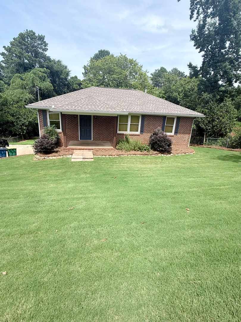 Athens Apartment: 165 Conrad Dr.
