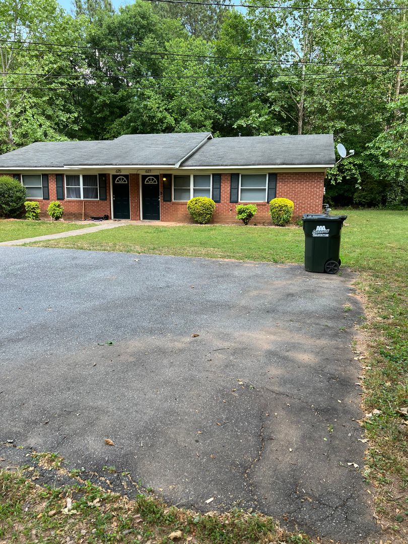 Athens House: 627 Whit Davis Rd