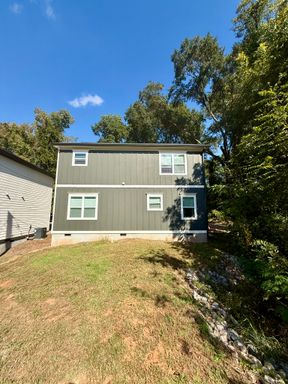 Three Bedroom Near Downtown Available for Pre-Lease! – photo 1