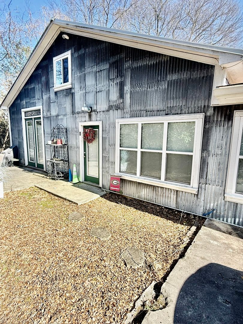 Athens Apartment: 150 Barrow St.