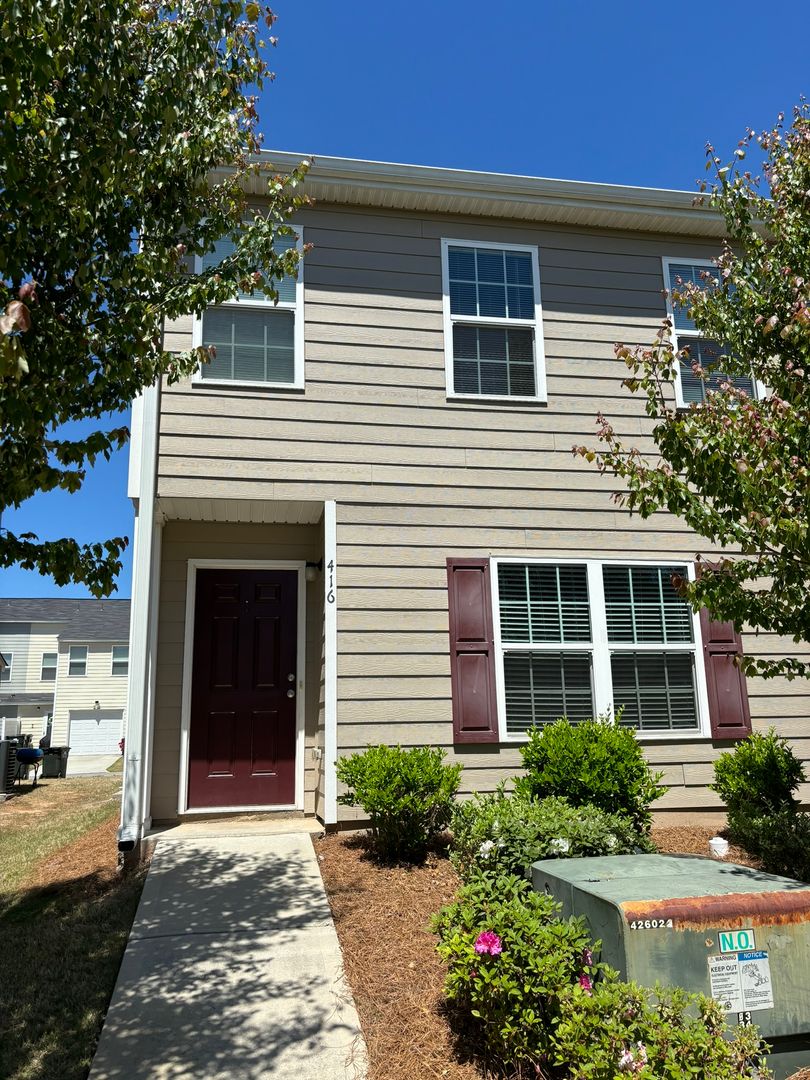 Athens House: 416 O'Conner Blvd