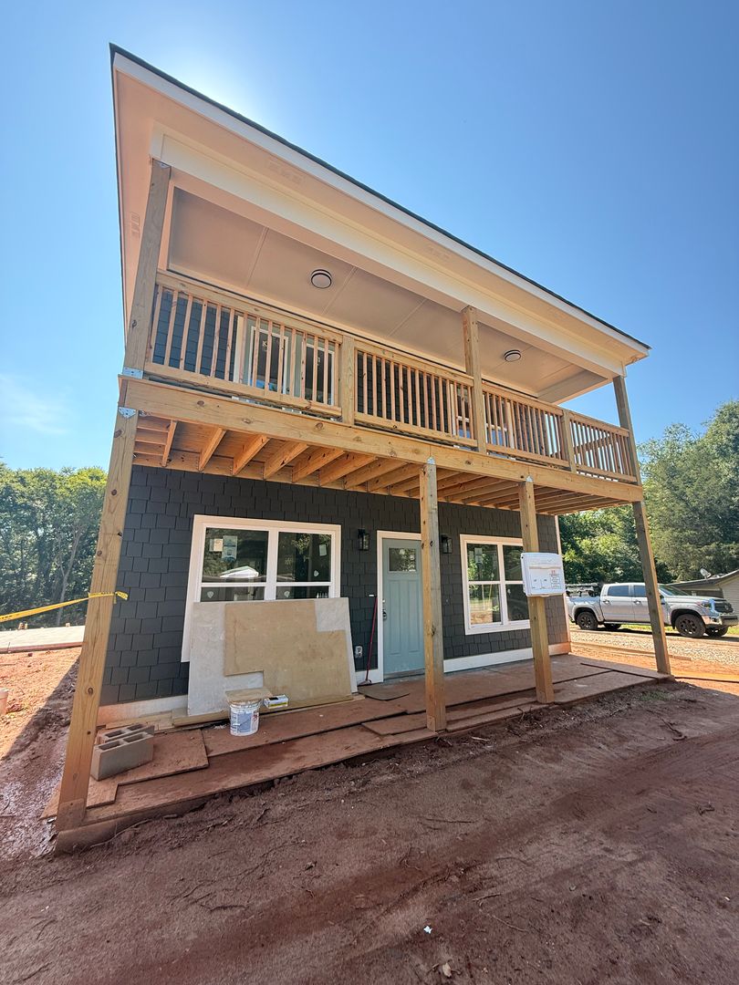Athens House: 815 Whitehall Rd