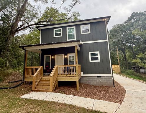 Five Bedroom Newer Construction – photo 1