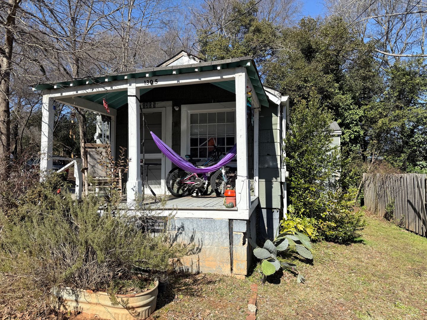 Athens House: 130.5 Easy St.