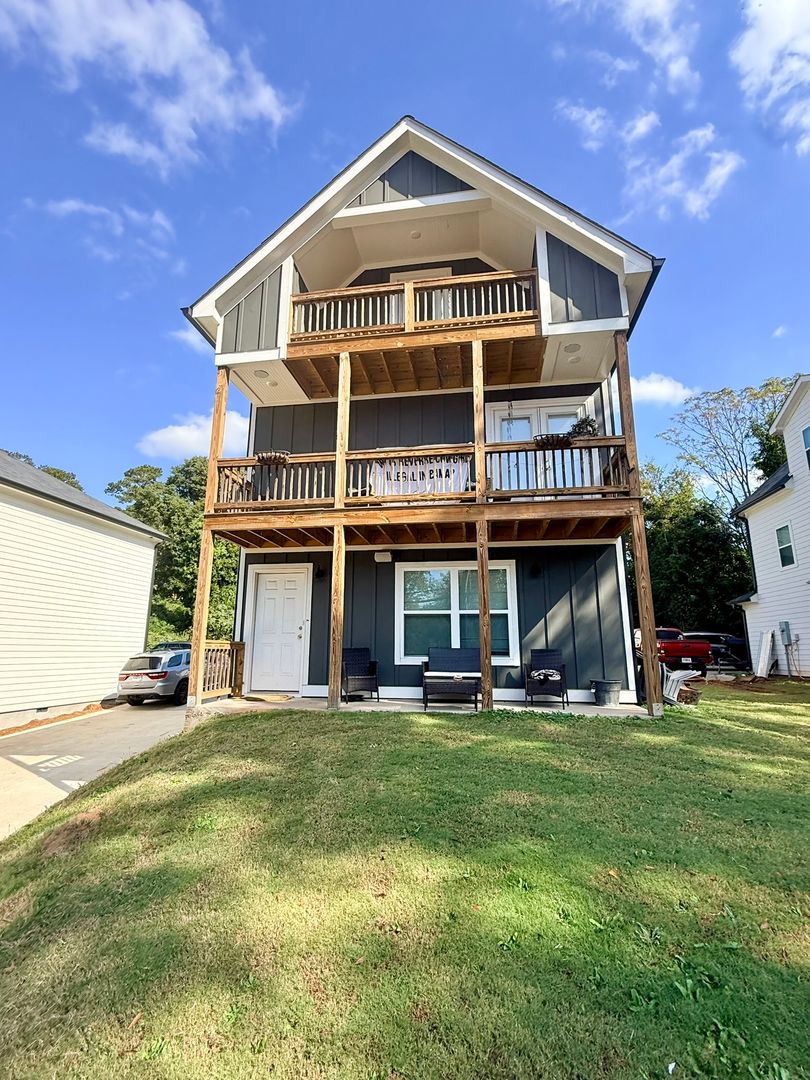 Athens House: 958 MLK Parkway