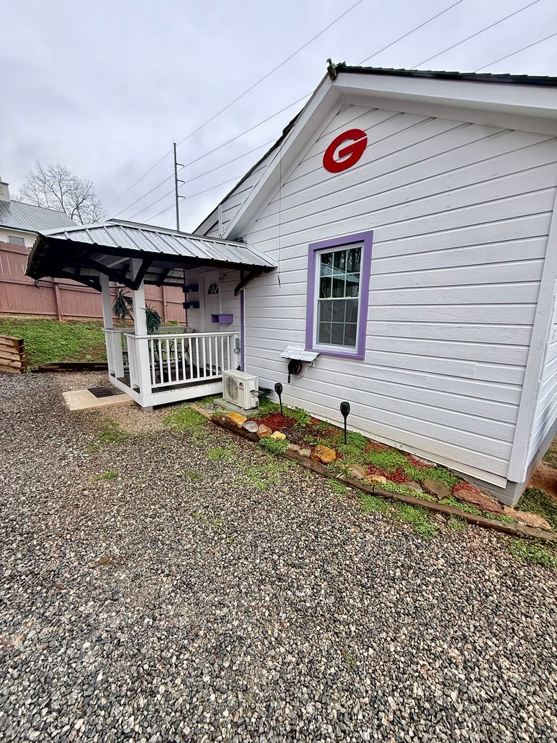 Athens Apartment: 224 S Peter St