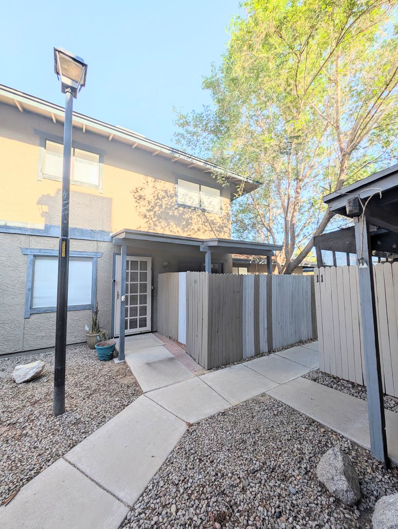 Chandler Townhome: 286 W Palomino Dr