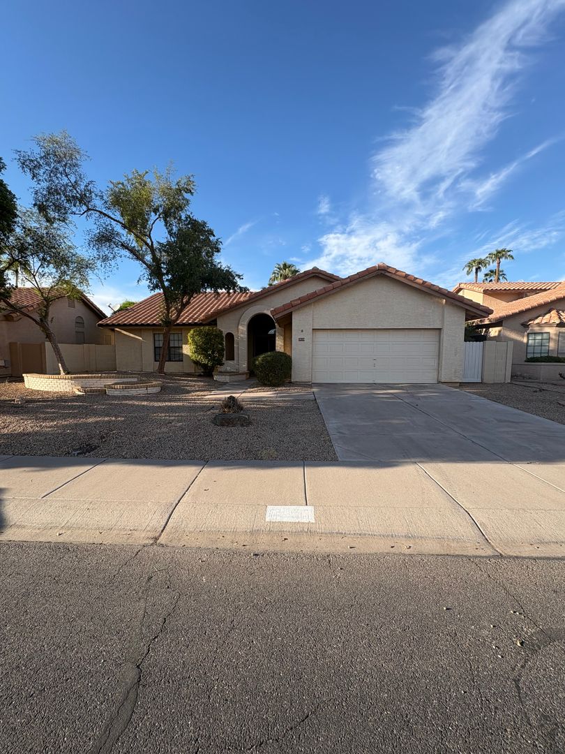 Gilbert House: 1518 W Antiqua Dr