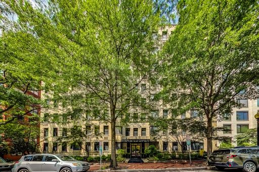 Stylish 1 Bedroom Condo in Foggy Bottom! – photo 1