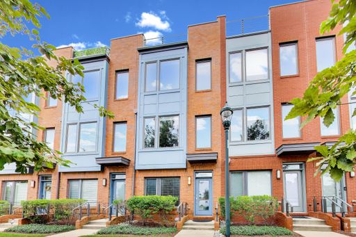 3 bed + 3.5 BA Beautiful "near new" TH w/ Roof Top Deck – photo 1