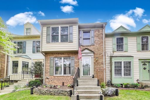 Beautifully Updated Winchester-Built Townhome Backing to Serene Parkland. – photo 1