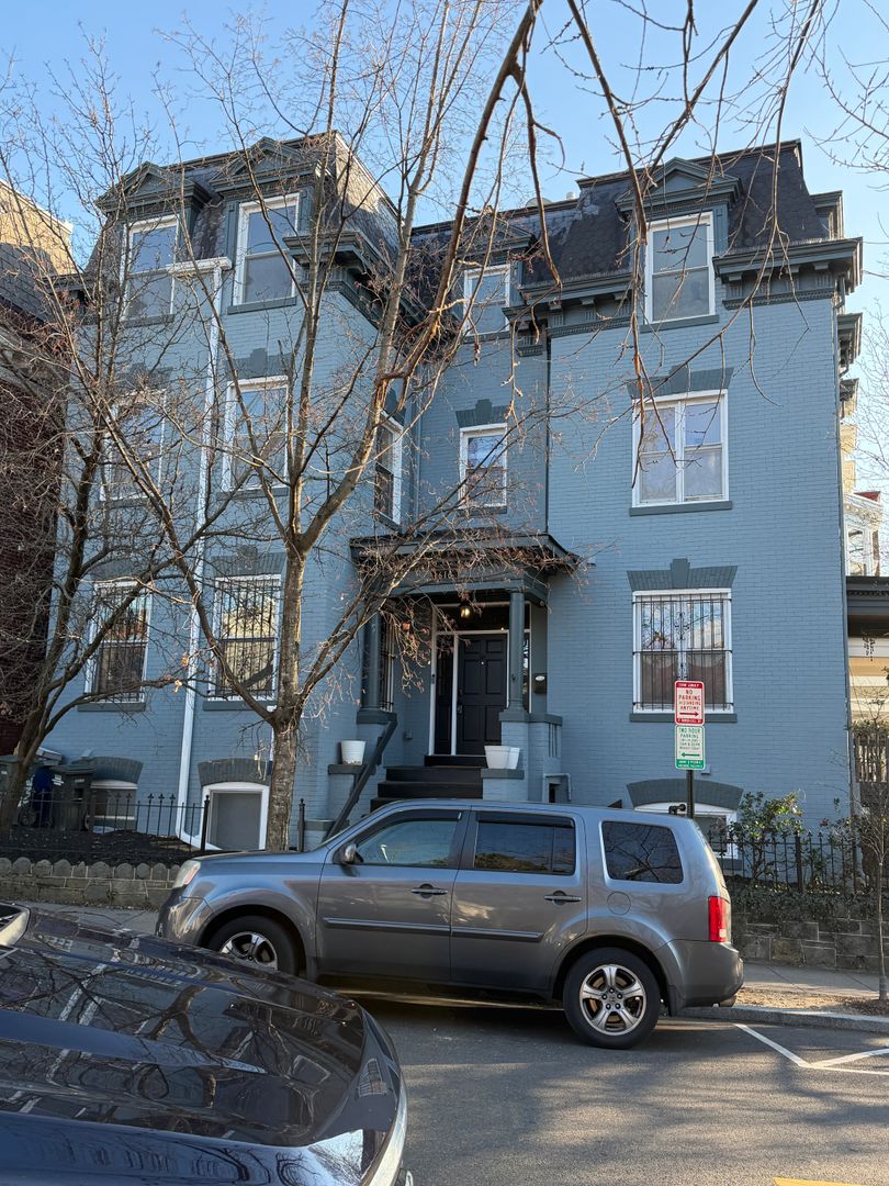 Washington House: 1616 Kilbourne Pl NW