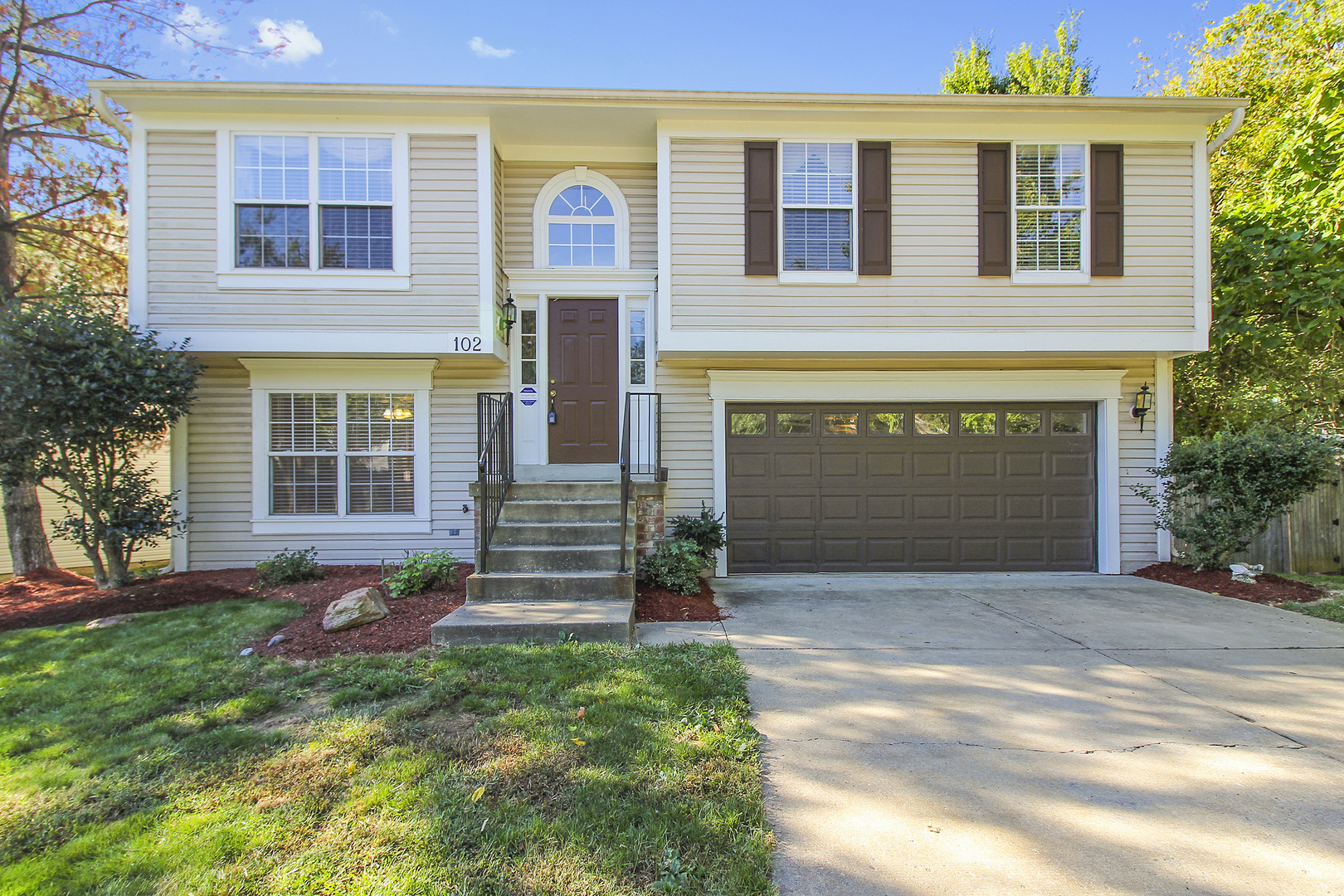 Beautiful 4/3 split level close to 270 & MARC train!