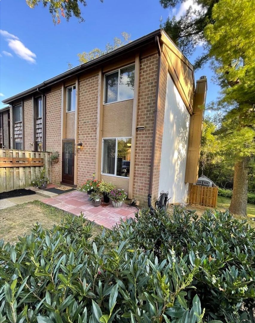 Columbia House: 6510 Overheart Lane