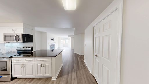 Beautifully updated 2Bed/2bath Condo w/ assigned parking! – photo 1