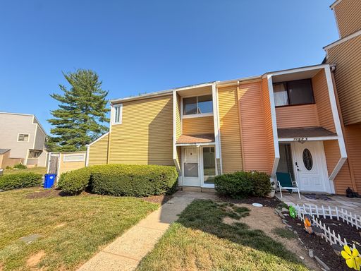 Fresh and Updated 3Bed/2.5Bath End unit Townhome! – photo 1