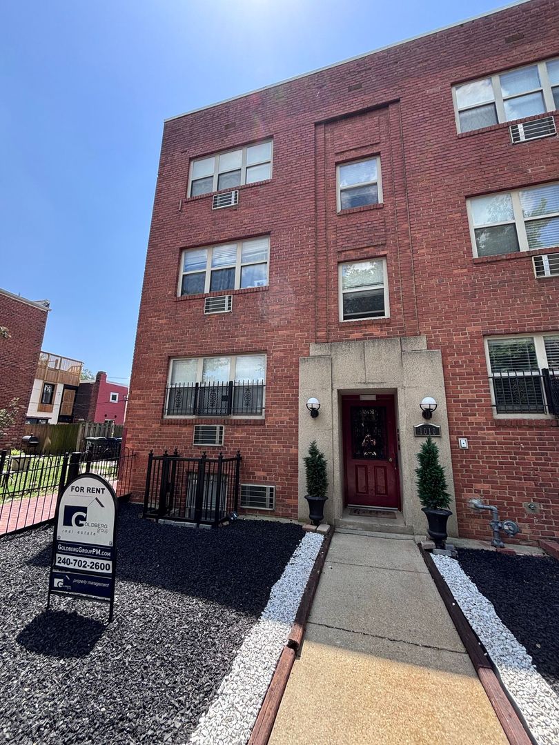 Washington Apartment: 1010 P Street NW