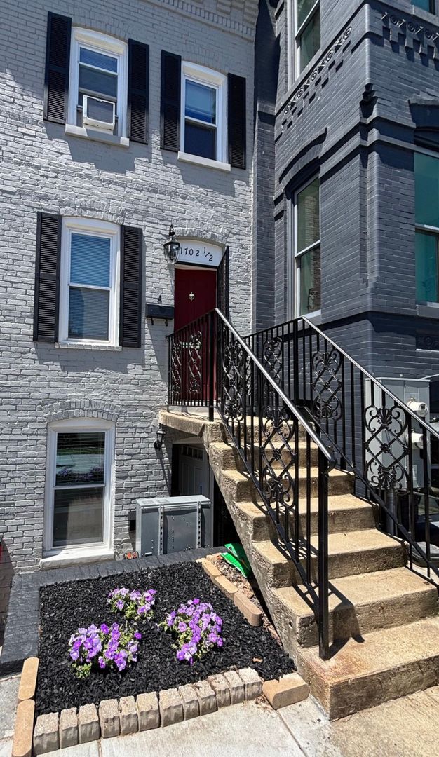 Washington Apartment: 1702 1/2 10th Street NW