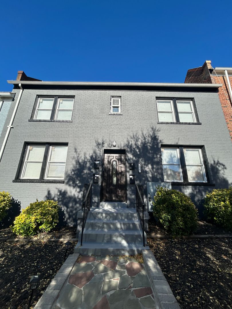 Washington Apartment: 1230 Penn St NE