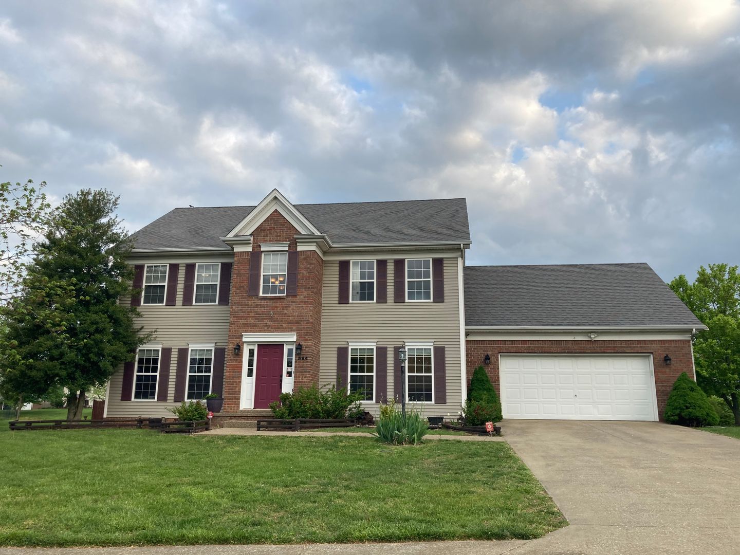 Elizabethtown House: 564 Sunningdale Way