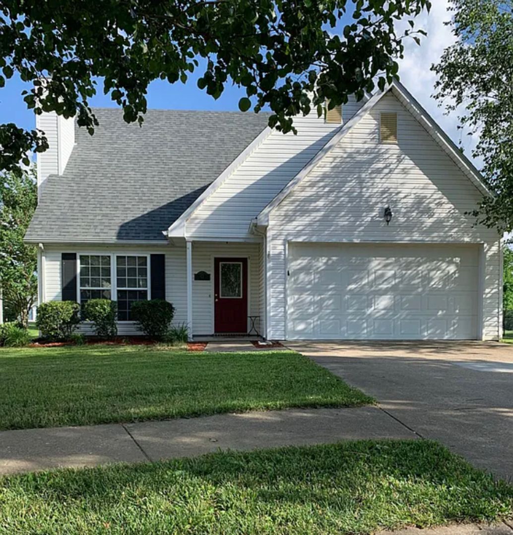 Elizabethtown House: 121 Chevy Chase Place