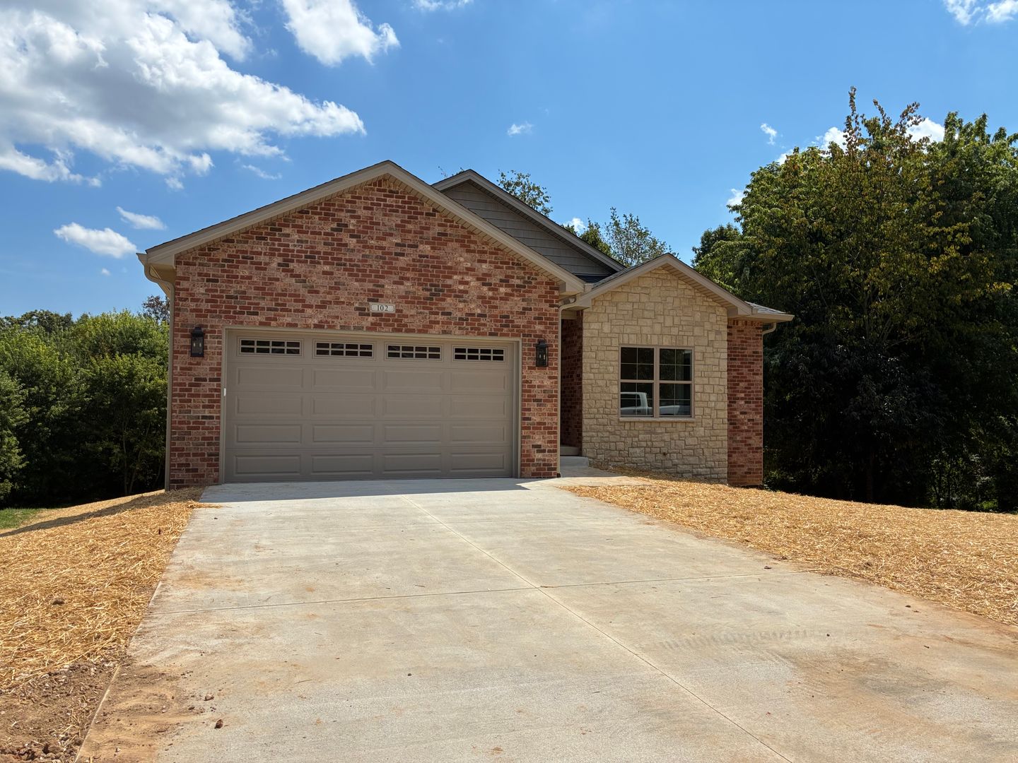 Vine Grove House: 102 Twin Lakes Drive