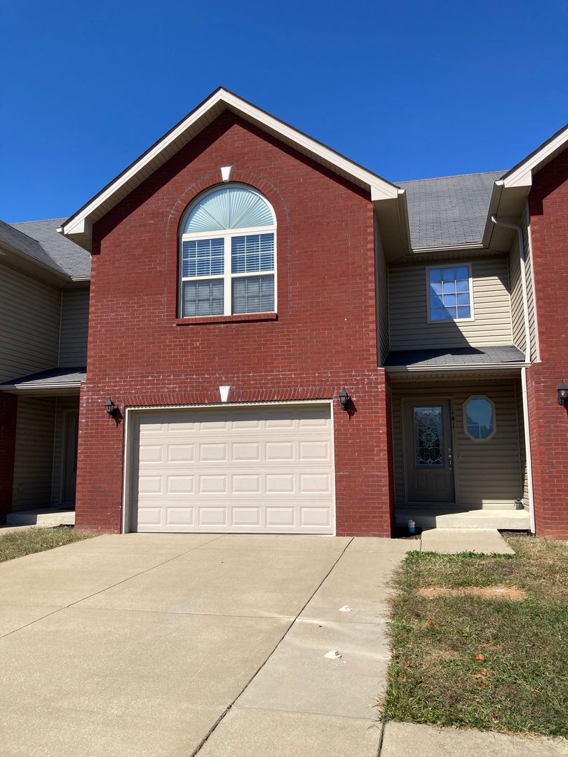 Vine Grove Townhome: 141 Twin Lakes Drive