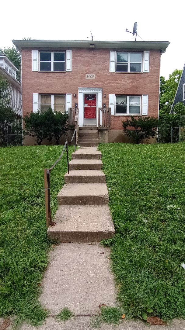 Dayton Apartment: 2025 Catalpa Dr