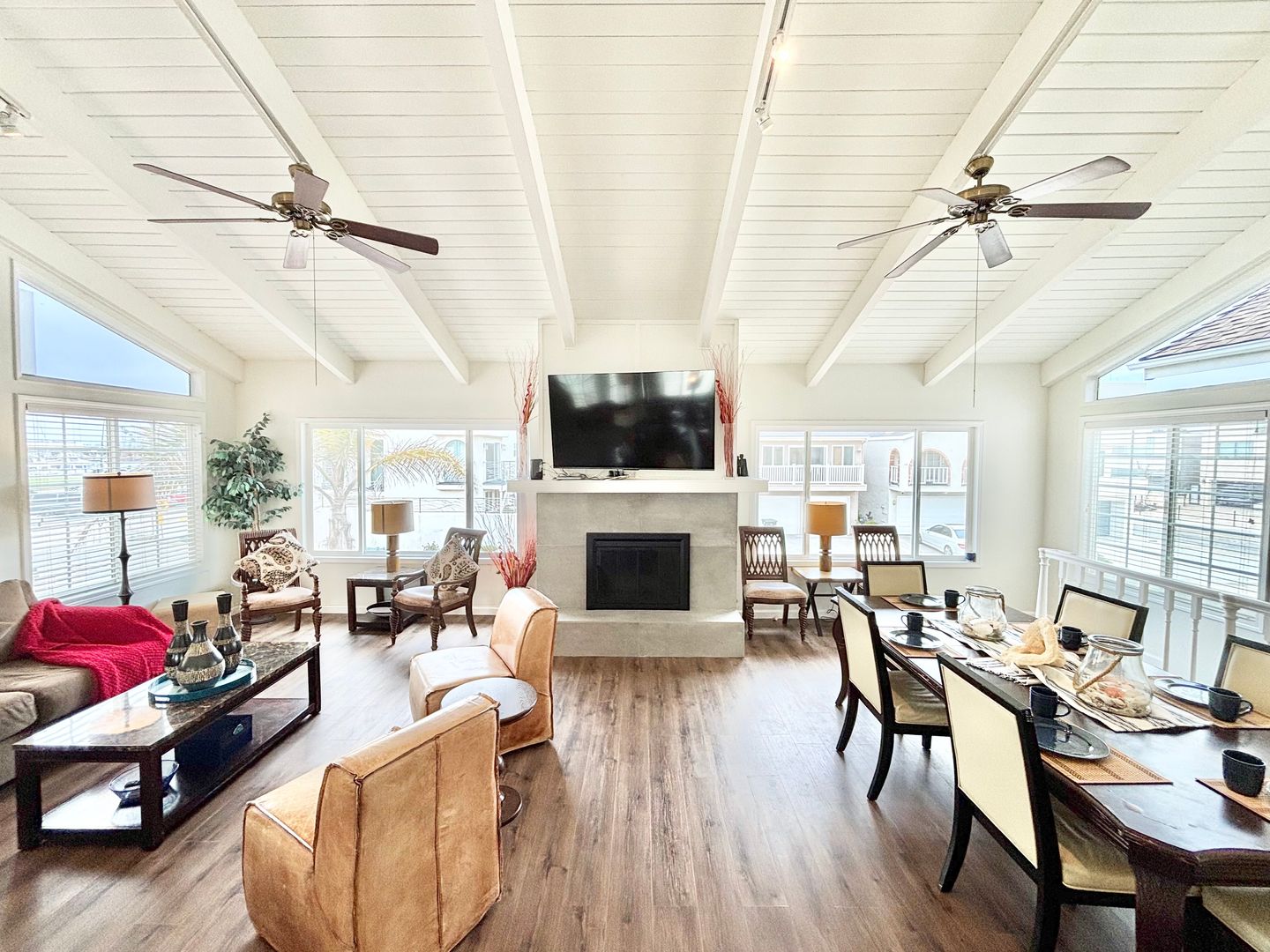 Oxnard Apartment: 113 Los Robles St