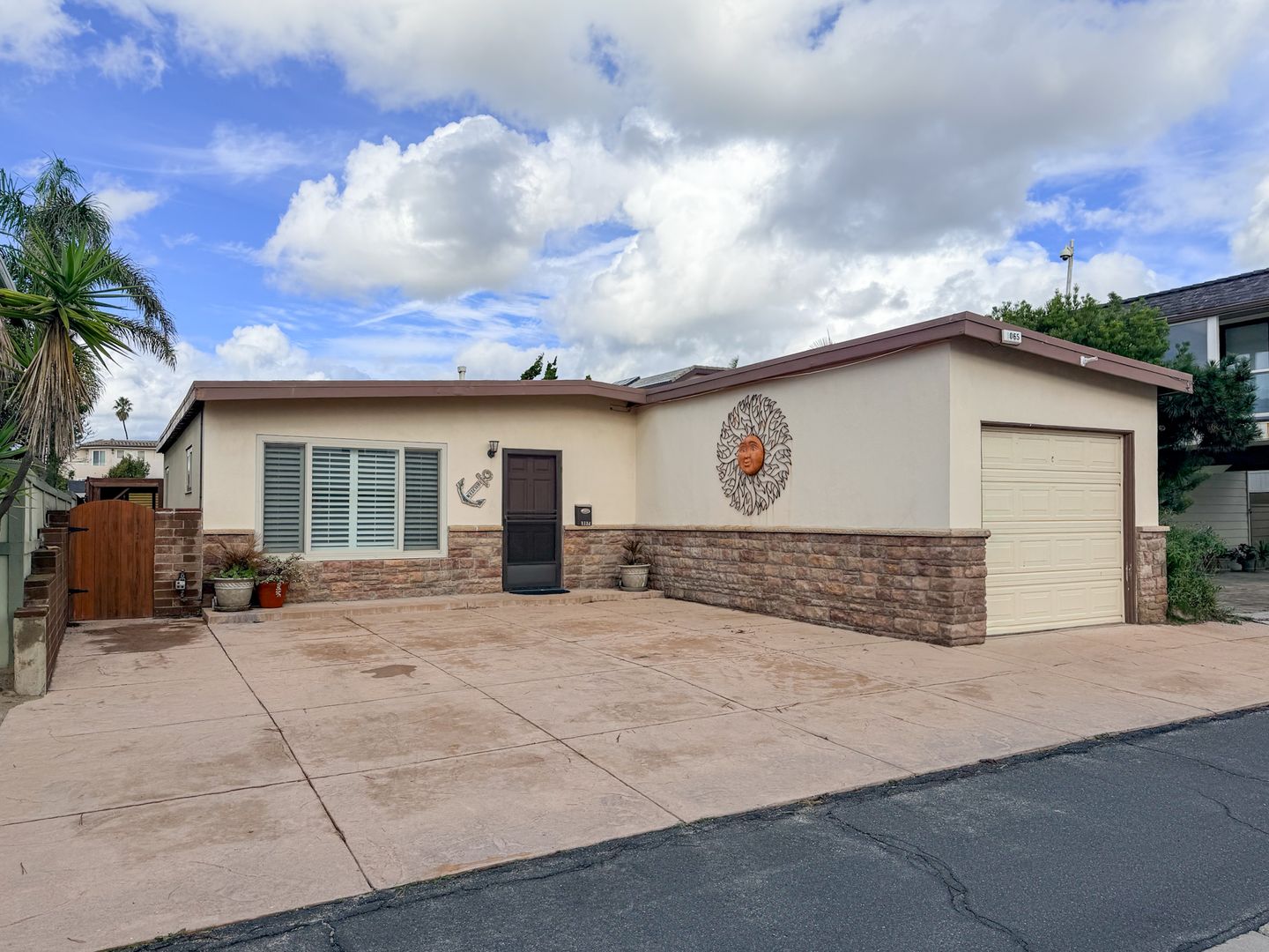 Ventura House: 1065 Belfast Lane