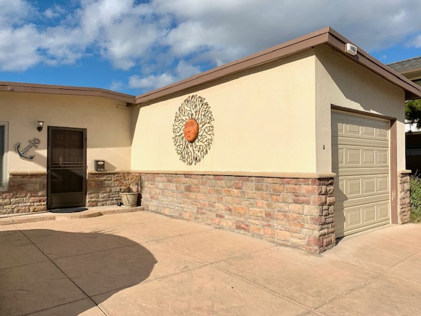 Ventura House: 1065 Belfast Lane