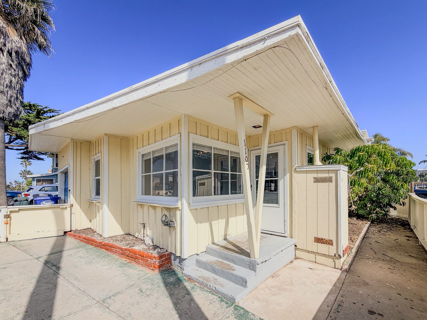 Oxnard House: 1100 Ocean Dr