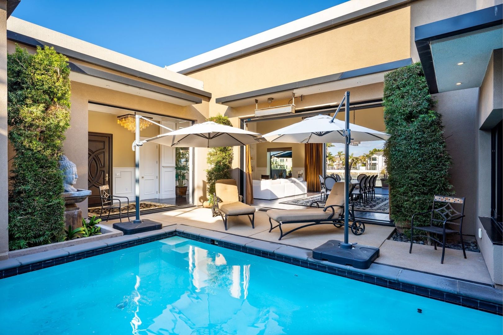 Oxnard House: 4490 Eastbourne Bay