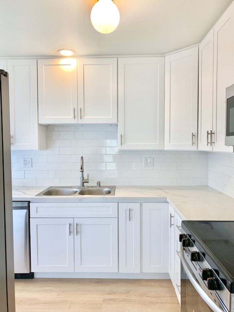 Port Hueneme House: 182 W. Alta Green