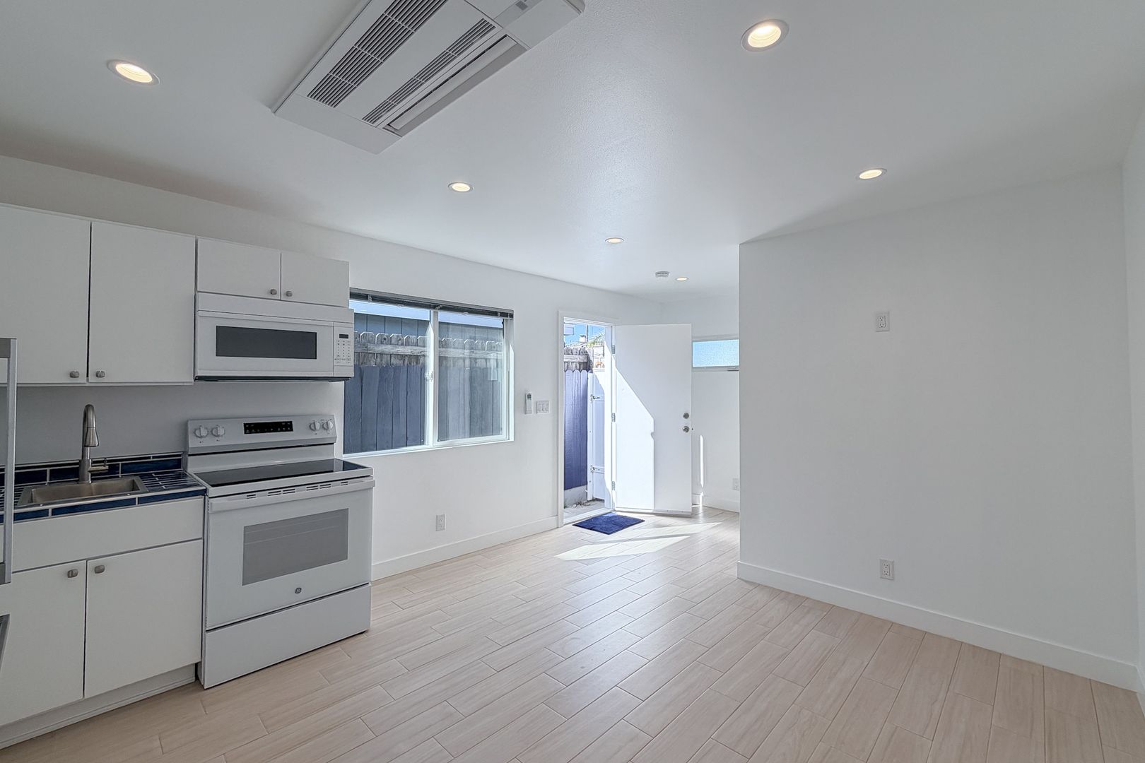 Oxnard House: 118 Bardsdale Ave (ADU Studio)