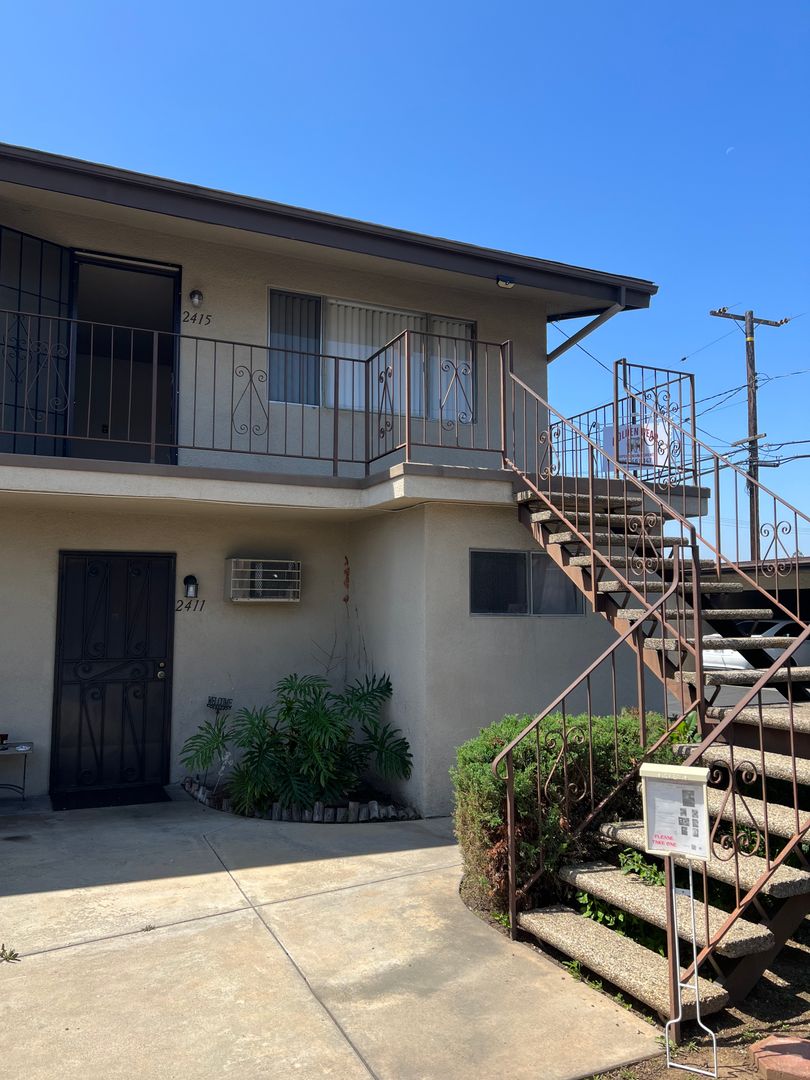 La Verne Apartment: 2401 - 2423 Pattiglen Avenue