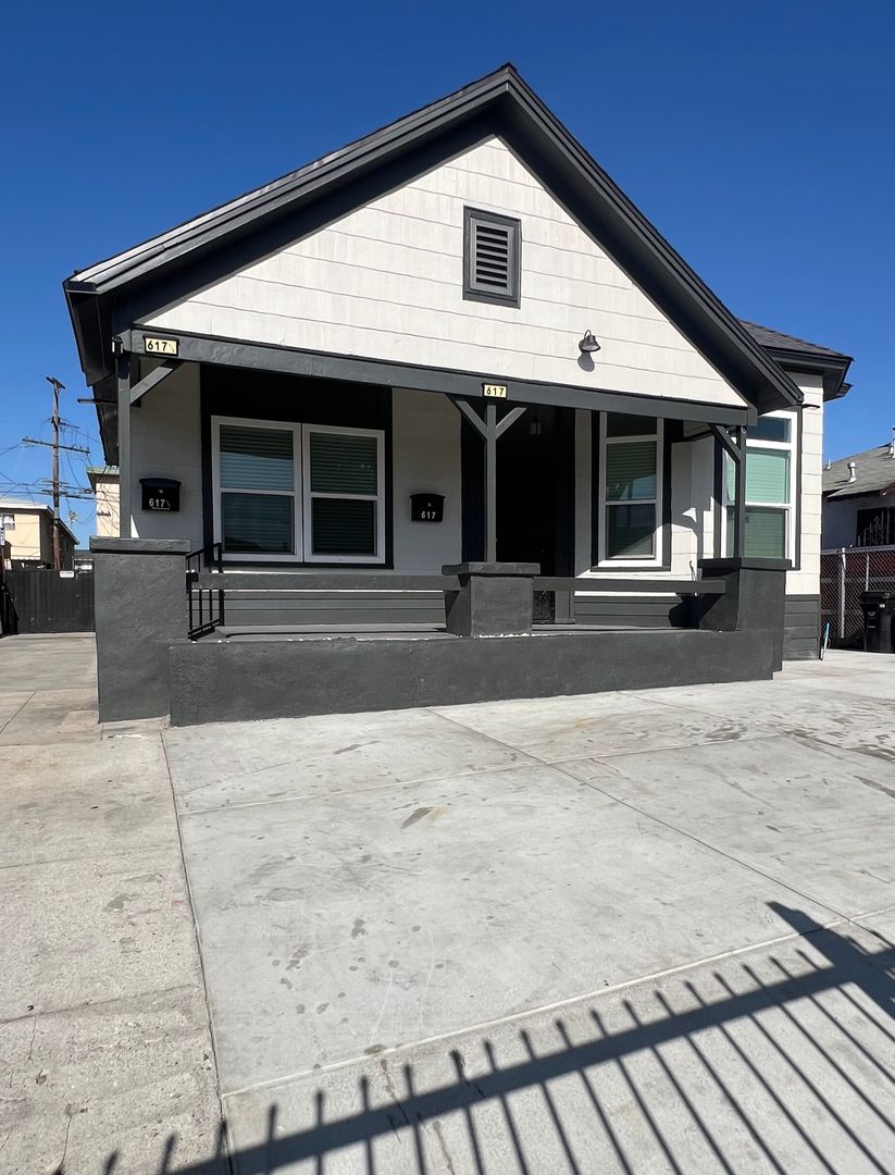 Los Angeles Apartment: 617 W. 76th St