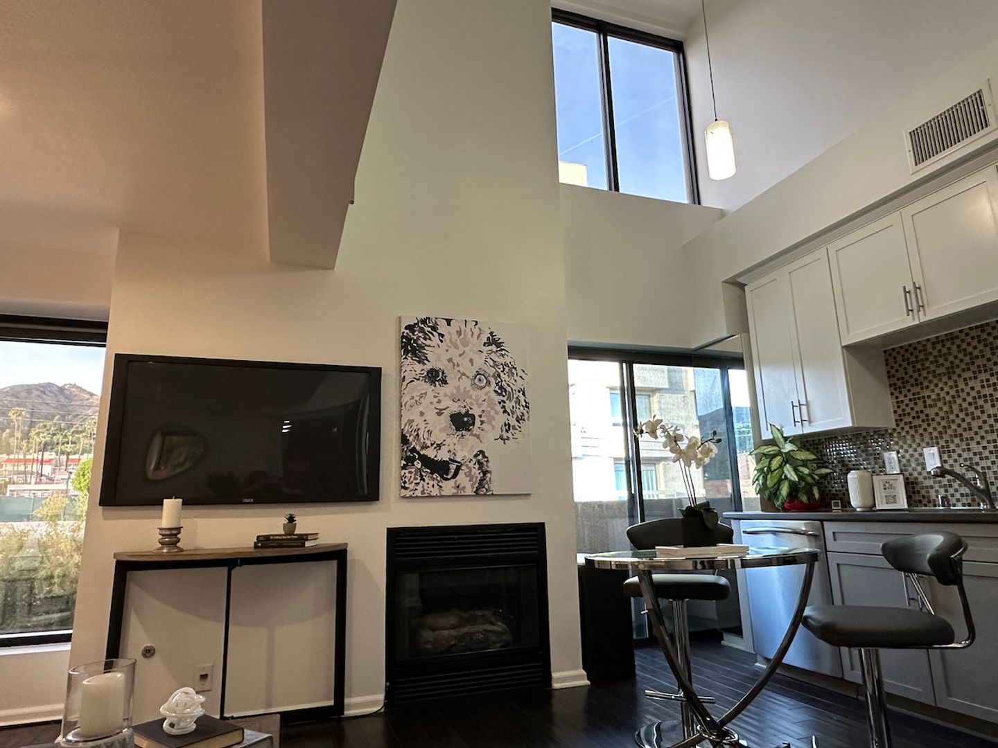 Los Angeles Apartment: 7320 Hawthorn Avenue