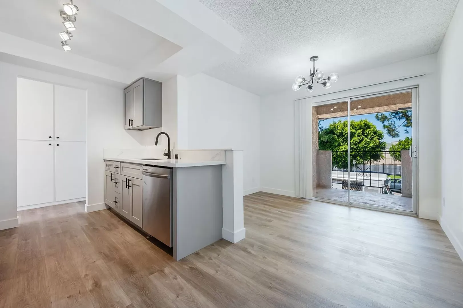 Long Beach Apartment: 5700 Ackerfield Ave.