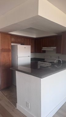 1 bedroom, 1 bathroom. $995.00 utilities and internet included. Last one available! – photo 1