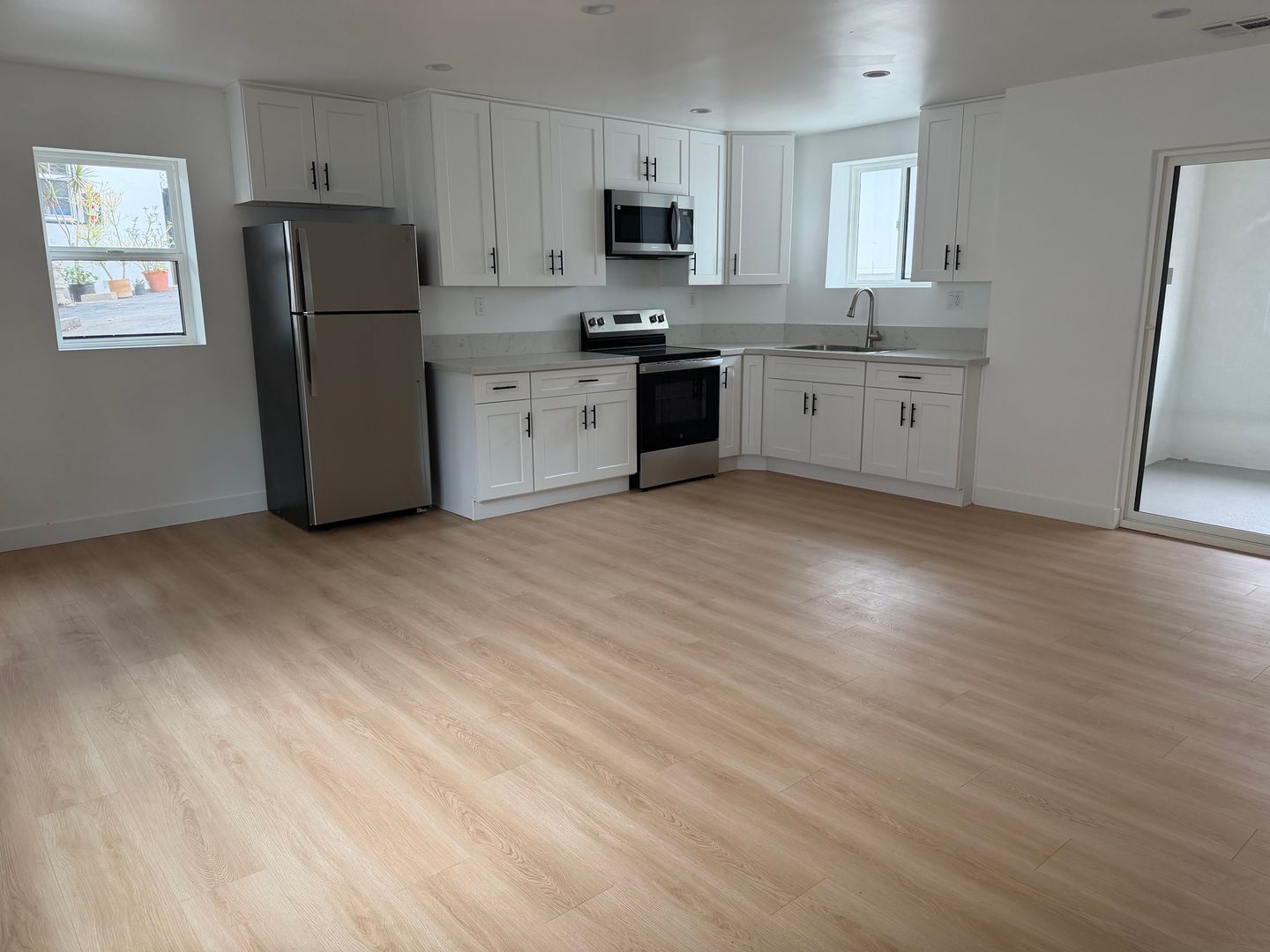Los Angeles Apartment: 832 Solano Avenue