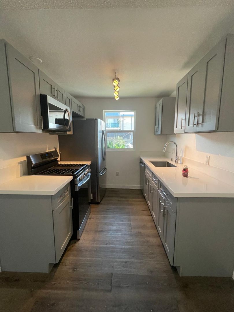 North Hills Apartment: 8923 Orion Avenue