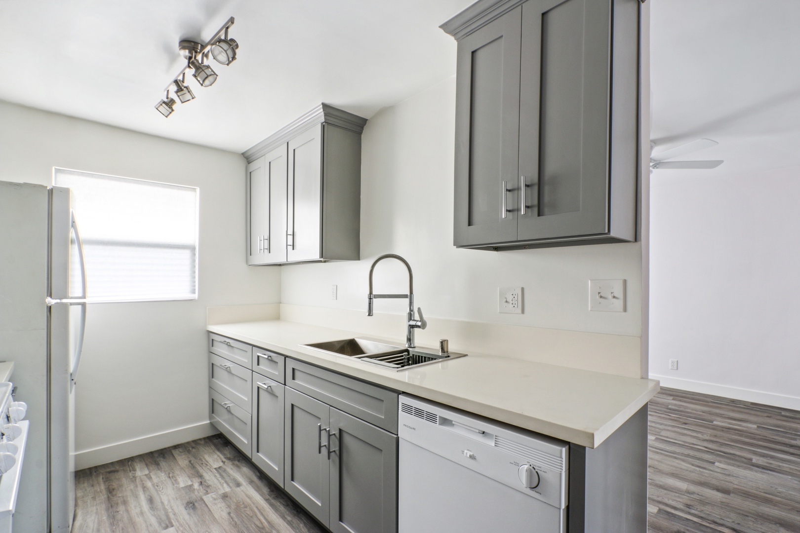 Los Angeles Apartment: 6422 S. Victoria Ave