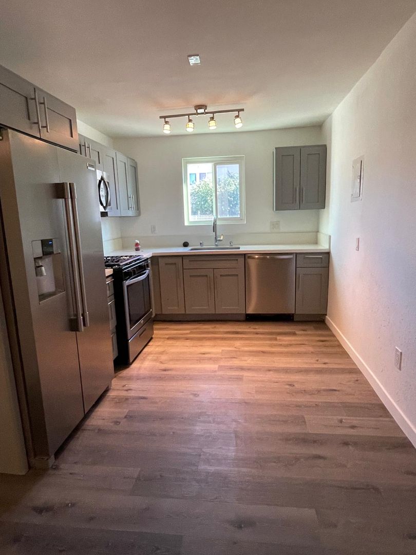 North Hills Apartment: 8923 Orion Avenue