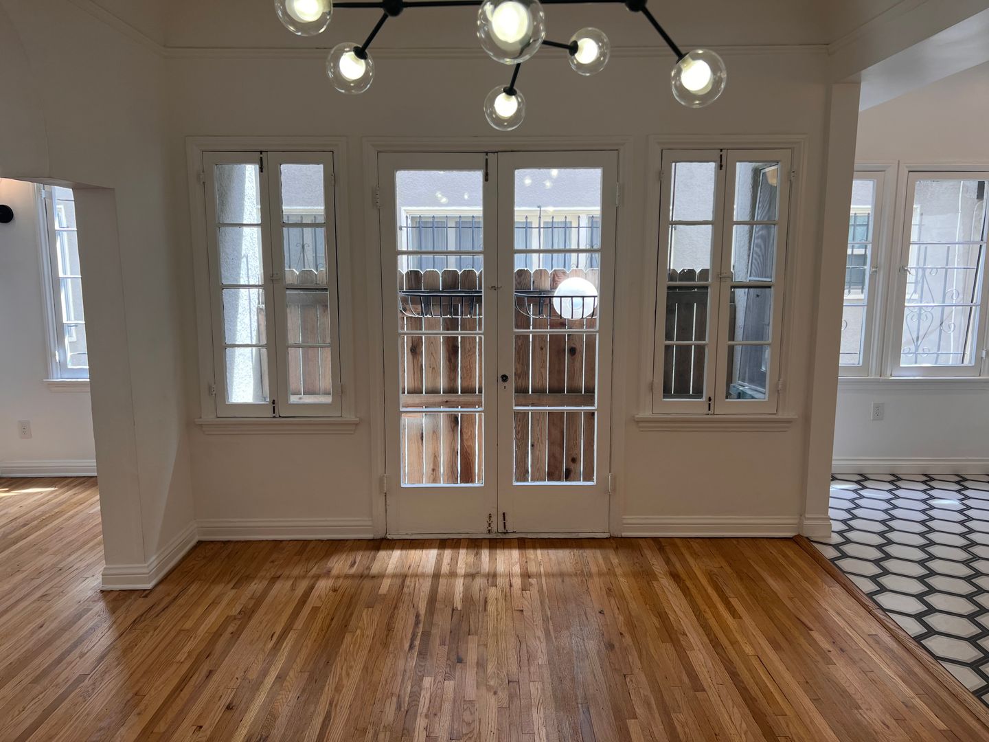 Los Angeles Apartment: 741 S Mansfield Ave
